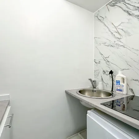 Appartement Charming 14m In 17th Arrondissement