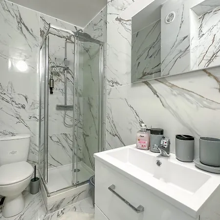 Charming 14m In 17th Arrondissement *